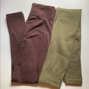 2 pairs of leggings (green/purple)